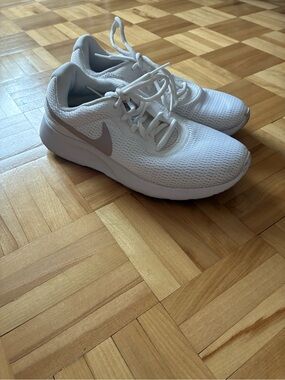 Nike Tanjun women’s shoes white with pink metallic size 8
